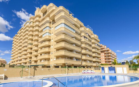 Cala Blanca: Cielo, Nube, Costruzione, Blu, Azzurro, Urban Design, Condominio, Casa, Palazzone, Immobiliare