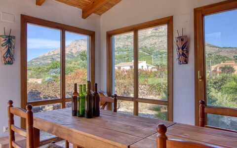 Villa Finca Labranza: Camera, Proprietà, Costruzione, Portico, Casa, Latifoglie, Tavolo, Mobilia, Finestra, Interior Design