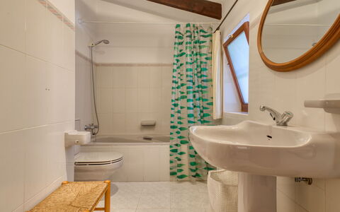 Villa Finca Labranza: Specchio, Rubinetto, Lavello, Proprietà, Lavandino Del Bagno, Idraulico Fixture, Bagno, Viola, Interior Design