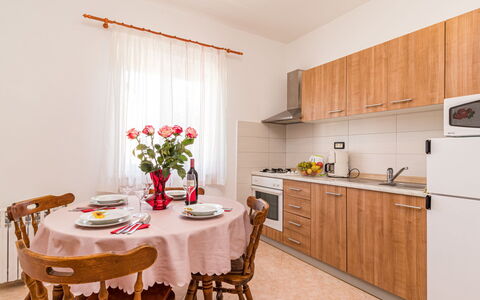 Pula 737: Camera, Mobilia, Proprietà, Cucina, Interior Design, Costruzione, Pavimento, Cabinetry, Casa, Sala Da Pranzo