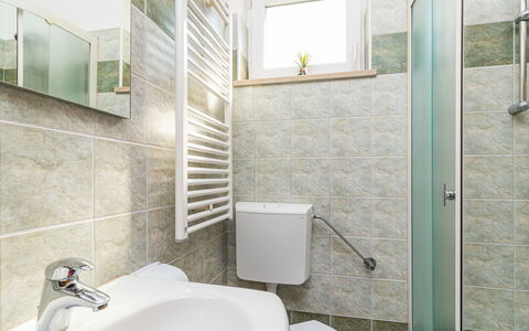 Pula 737: Bagno, Rubinetto, Piastrella, Proprietà, Camera, Parete, Pavimento, Idraulico Fixture, Architettura, Interior Design