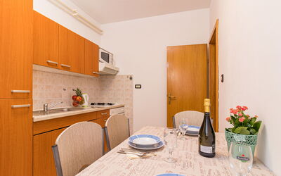 Jere 737.2: Camera, Proprietà, Mobilia, Interior Design, Giallo, Costruzione, Casa, Cucina, Immobiliare, Cabinetry