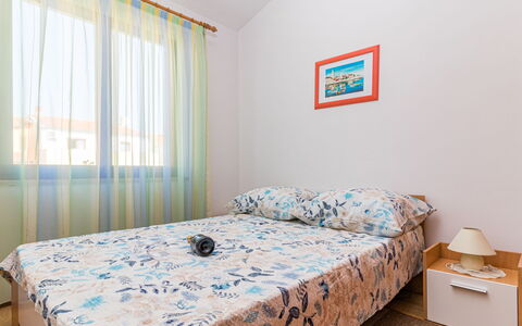 Nicole: Mobilia, Proprietà, Finestra, Azzurro, Tessile, Legna, Interior Design, Comfort, Pavimento