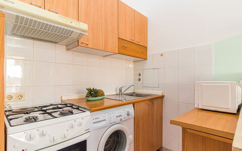 Nicole: Cabinetry, Costruzione, Lavanderia, Controsoffitto, Lavatrice, Asciugatrice, Elettrodomestico Da Cucina, Cucina Stufa, Cucina, Elettrodomestico
