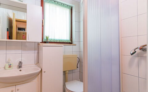 Nicole: Specchio, Lavello, Proprietà, Idraulico Fixture, Lavandino Del Bagno, Rubinetto, Viola, Bagno, Mobiletto Del Bagno, Interior Design