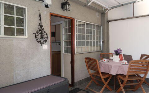 Colombaio: Mobilia, Proprietà, Tavolo, Finestra, Sedia, Porta, Illuminazione, Interior Design, Legna