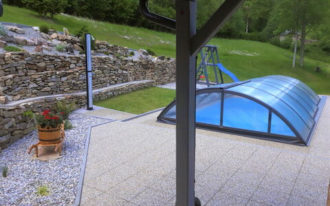 Nebahovy U Prachatic: Spazio Pubblico, Erba, Architettura, Tavolo, Pianta, Giardino, Casa, Landscaping, Shade