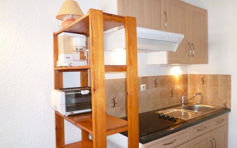 Pointe Vermeille: Mobilia, Mensola, Camera, Cabinetry, Proprietà, Cucina, Scaffalature, Interior Design, Controsoffitto, Casa