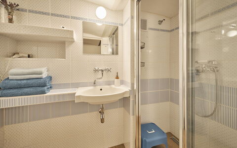 Zdoňov: Specchio, Idraulico Fixture, Rubinetto, Lavello, Lavandino Del Bagno, Bagno, Interior Design, Pavimentazione, Pavimento