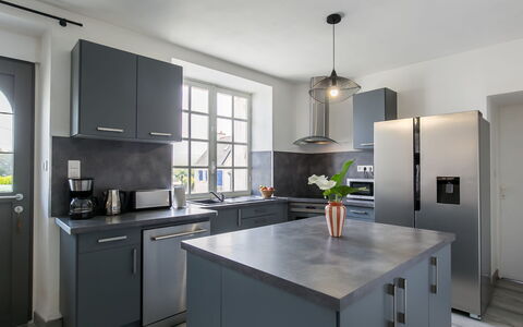Le Coup de Coeur: Controsoffitto, Cabinetry, Proprietà, Finestra, Cucina, Cucina Stufa, Lavello, Interior Design, Elettrodomestico Da Cucina, Legna