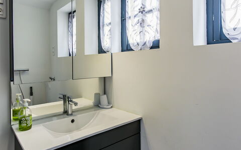 Le Coup de Coeur: Lavello, Rubinetto, Specchio, Proprietà, Finestra, Lavandino Del Bagno, Idraulico Fixture, Cabinetry, Mobiletto Del Bagno, Bagno