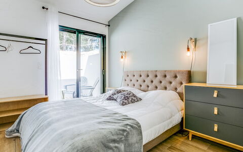 Palot 63: Camera Da Letto, Mobilia, Camera, Letto, Proprietà, Lenzuolo, Interior Design, Bedding, Telaio Del Letto, Parete