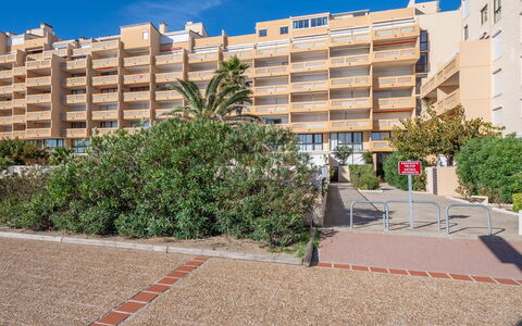 Le Barcarès 230: Pianta, Costruzione, Cielo, Giorno, Proprietà, Nube, Urban Design, Palazzone, Quartiere, Albero