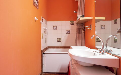 Le Barcarès 230: Lavello, Proprietà, Rubinetto, Idraulico Fixture, Lavandino Del Bagno, Bagno, Viola, Interior Design, Costruzione