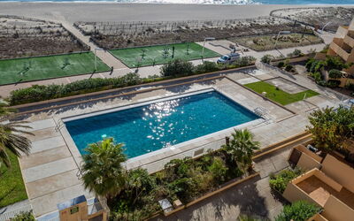 Le Barcarès 230: Acqua, Pianta, Giorno, Proprietà, Piscina, Azzurro, Costruzione, Albero, Condominio, Urban Design
