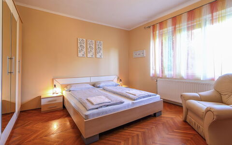 Beata: Camera Da Letto, Mobilia, Letto, Camera, Proprietà, Materasso, Lenzuolo, Interior Design, Pavimento, Telaio Del Letto