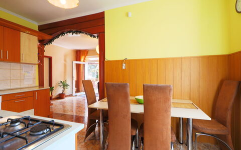 Beata: Camera, Proprietà, Mobilia, Costruzione, Interior Design, Immobiliare, Soffitto, Giallo, Casa, Sala Da Pranzo