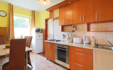 Beata: Controsoffitto, Cabinetry, Camera, Mobilia, Proprietà, Cucina, Costruzione, Pavimento, Interior Design, Immobiliare