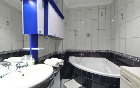 Beata: Bagno, Proprietà, Camera, Piastrella, Interior Design, Architettura, Costruzione, Pavimento, Parete, Immobiliare
