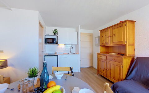 Le Barcarès 400: Mobilia, Interior Design, Soffitto, Appartamento, Sedia, Cucina & Sala Da Pranzo Tavolo, Latifoglie, Color Legno, Pavimento In Legno, Soggiorno