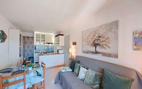 Le Barcarès 410: Mobilia, Interior Design, Pavimentazione, Appartamento, Camera, Pavimento, Casa, Soffitto, Soggiorno, Divano