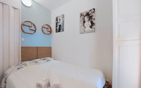 Le Barcarès 410: Interior Design, Camera Da Letto, Parete, Mobilia, Letto, Legna, Biancheria, Lenzuolo, Pavimento, Bedding