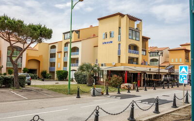 Le Barcarès 410: Cielo, Tavolo, Mobilia, Giorno, Proprietà, Pianta, Montagna, Azzurro, Sedia, Natura