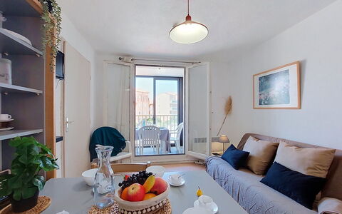 Le Barcarès 430: Parete, Appartamento, Mobilia, Interior Design, Camera, Casa, Soggiorno, Condominio, Cucina & Sala Da Pranzo Tavolo, Sedia