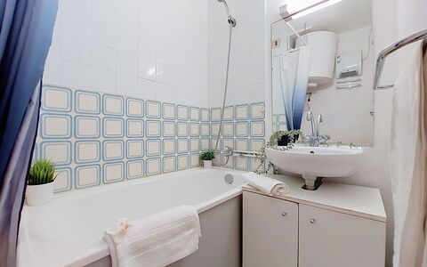 Le Barcarès 430: Bagno, Idraulico Fixture, Interior Design, Pavimentazione, Pavimento, Vasca Da Bagno, Idraulico, Camera, Rubinetto, Soffitto