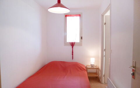 Le Barcarès 430: Camera Da Letto, Camera, Mobilia, Rosso, Letto, Proprietà, Interior Design, Pavimento, Soffitto, Telaio Del Letto