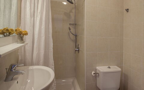 Moriani-Plage 638: Bagno, Proprietà, Camera, Rubinetto, Idraulico Fixture, Piastrella, Tenda Doccia, Bagno Accessorio, Parete, Doccia