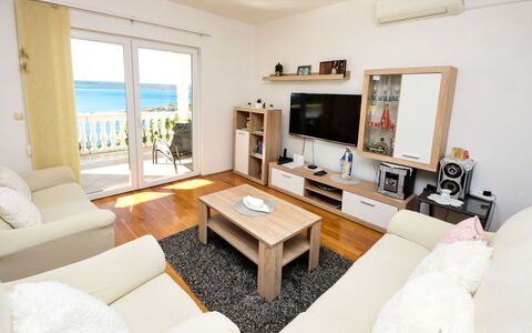 Ana: Camera, Interior Design, Legna, Soggiorno, Casa, Pavimento, Mobilia, Tavolo, Parete, Divano