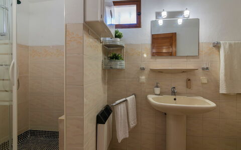 Villa Genoveva: Bagno, Camera, Proprietà, Piastrella, Idraulico Fixture, Pavimento, Lavandino Del Bagno, Architettura, Interior Design, Bagno Accessorio