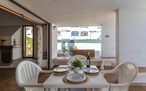 Villa Genoveva: Camera, Proprietà, Interior Design, Mobilia, Costruzione, Sala Da Pranzo, Casa, Tavolo, Soffitto, Immobiliare