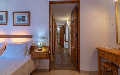 Villa Genoveva: Mobilia, Tavolo, Costruzione, Cabinetry, Cornice, Comfort, Cassetto, Legna, Porta, Illuminazione