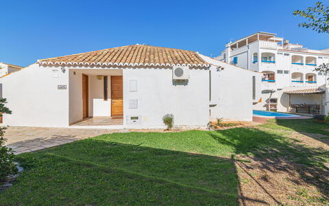 Villa Genoveva: Pianta, Cielo, Proprietà, Costruzione, Finestra, Lotto, Architettura, Erba, Albero, Villetta