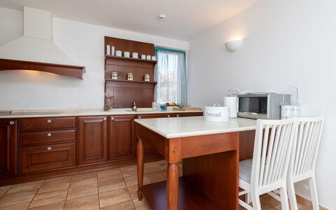 Villa Bugenvila: Mobilia, Camera, Proprietà, Cabinetry, Cucina, Costruzione, Tavolo, Pavimento, Interior Design, Controsoffitto