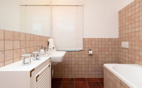 Villa Bugenvila: Marrone, Idraulico Fixture, Proprietà, Vasca Da Bagno, Lavello, Bagno, Interior Design, Illuminazione, Architettura