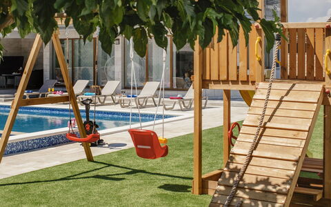 Oasis of Peace: Pianta, Shade, Mobili Da Esterno, Sedia, Legna, Lettino, Erba, Tempo Libero, Spazio Pubblico, Albero