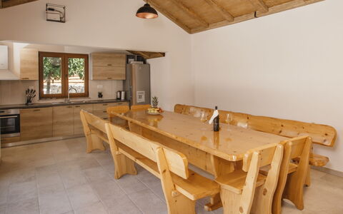 Oasis of Peace: Camera, Proprietà, Tavolo, Mobilia, Costruzione, Pavimento, Legna, Sala Da Pranzo, Interior Design, Giochi