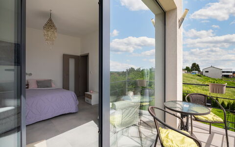 Lány: Nube, Mobilia, Proprietà, Pianta, Tavolo, Costruzione, Cielo, Shade, Interior Design, Illuminazione