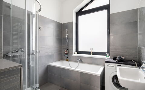 Lány: Rubinetto, Idraulico Fixture, Vasca Da Bagno, Lavello, Specchio, Costruzione, Bagno, Interior Design, Architettura, Illuminazione