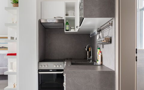 Lány: Proprietà, Cabinetry, Elettrodomestico Da Cucina, Cucina Stufa, Elettrodomestico, Interior Design, Cucina, Lavello, Lavandino Della Cucina, Apparecchio Major
