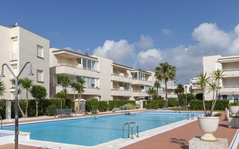 Vinarós 19: Cielo, Nube, Acqua, Costruzione, Pianta, Azzurro, Albero, Piscina, Condominio, Shade