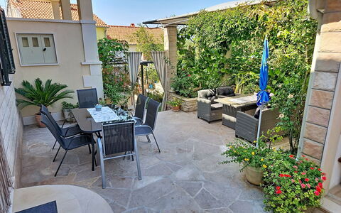 Brač Supetar 620: Mobilia, Sedia, Vaso Di Fiori, Mobili Da Esterno, Tavolo, Giardino, Flagstone, Tavolo Esterno, Pianta Della Casa