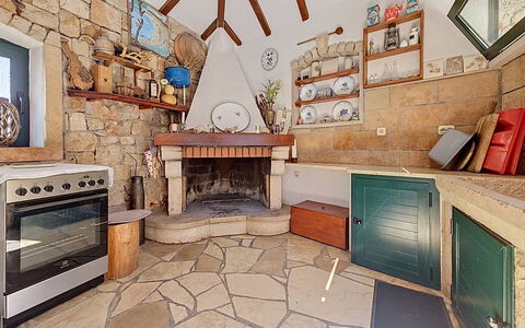 Brač Supetar 620: Pavimentazione, Piastrella, Flagstone, Muro ​​Di Pietra, Sedia, Color Legno, Cucina, Pianta Della Casa, Cabinetry