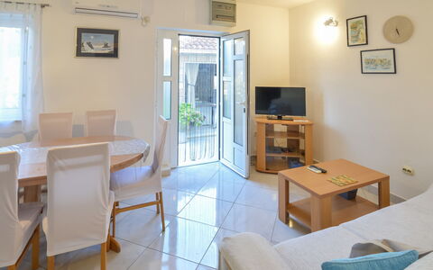 Brač Supetar 620: Tavolo, Mobilia, Proprietà, Finestra, Sedia, Cabinetry, Azzurro, Cornice, Legna, Cassetto