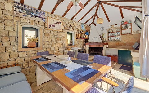 Brač Supetar 620: Mobilia, Soffitto, Sedia, Brick, Cucina & Sala Da Pranzo Tavolo, Color Legno, Lampada, Muro ​​Di Pietra, Fascio, Soggiorno