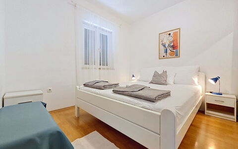 Brač Supetar 620: Letto, Camera Da Letto, Mobilia, Lenzuolo, Bedding, Interior Design, Pavimento, Camera, Pavimentazione, Telaio Del Letto