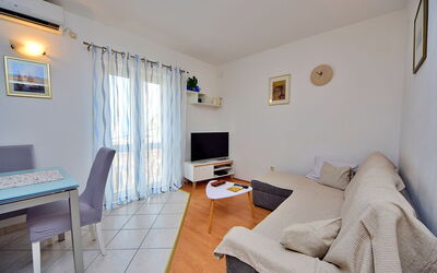 Ana 620.2: Mobilia, Tavolo, Proprietà, Comfort, Legna, Interior Design, Finestra, Soggiorno, Pavimento, Pavimentazione
